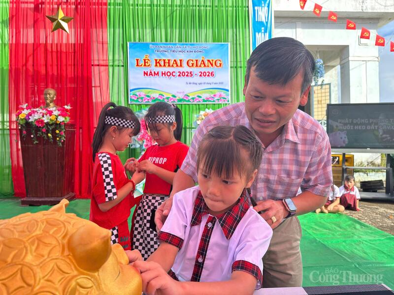 Chủ tịch UBND xã Tu Mơ Rông Trần Quốc Huy cùng nhà trường nuôi heo đất để hỗ trợ các em học sinh nghèo, mồ côi