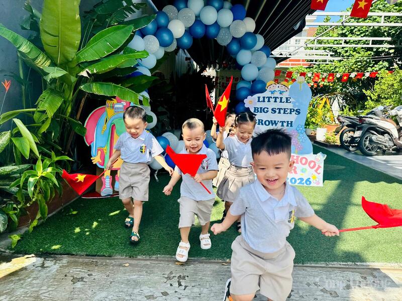 Các em học sinh tại một trường mầm non trên địa bàn TP. Đà Nẵng háo hức trong ngày đến trường