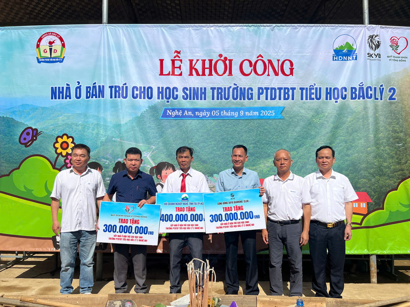 Đại diện Hội Doanh nghiệp Nghệ Tĩnh tại TP. Hồ Chí Minh và các mạnh thường quân trao kinh phí xây dựng 4 phòng học cho Trường phổ thông Dân tộc bán trú Tiểu học Bắc Lý 2. Ảnh: Hội Doanh nghiệp Nghệ Tĩnh tại TP. Hồ Chí Minh