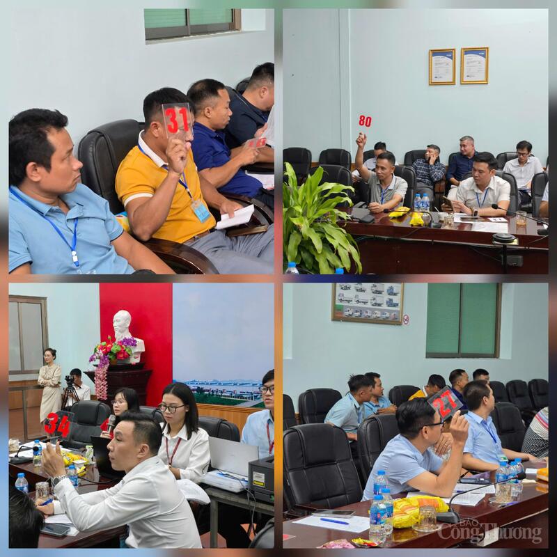 Các khách hàng tham gia trả giá