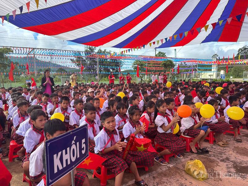 Hơn 700 em học sinh Trường Tiểu học Kim Đồng hân hoan bước vào năm học mới
