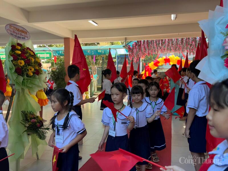 Các em học sinh khối 1 được các anh, chị khối lớp lớn hơn chào đón nhiệt liệt
