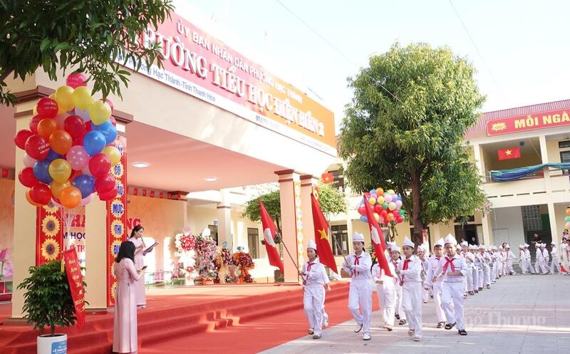 Đội nghi lễ thực hiện nghi thức tại buổi khai giảng