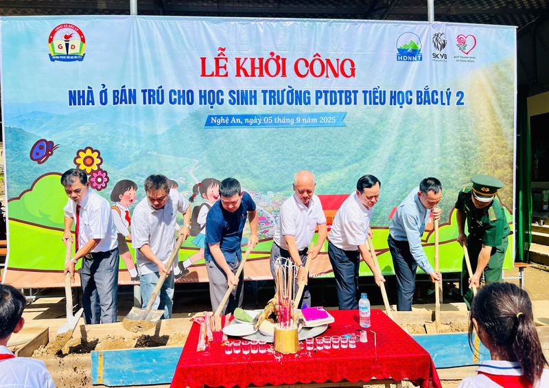 Các đại biểu thực hiện nghi thức khởi công phòng học bán trú