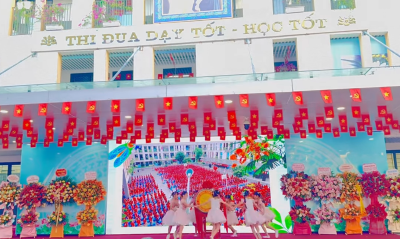 Những tiết mục văn nghệ vui tươi mở đầu năm học mới tại Trường Tiểu học Nghĩa Đô. Ảnh: B.V