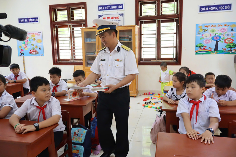 Lãnh đạo chỉ huy, đảo Đá Tây, đặc khu Trường Sa tặng sách vở cho các em học sinh nhân dịp năm học mới. Ảnh T.H