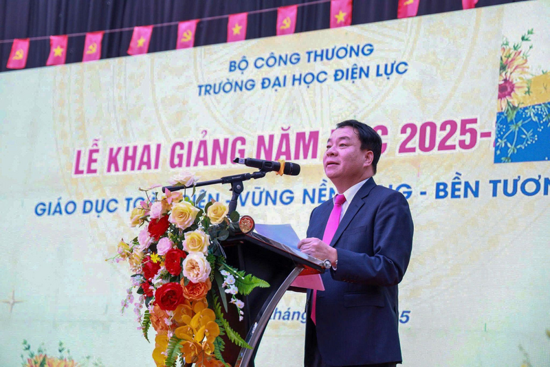 NGƯT. PGS. TS. Vũ Đình Ngọ đọc diễn văn khai giảng Trường Đại học Điện lực