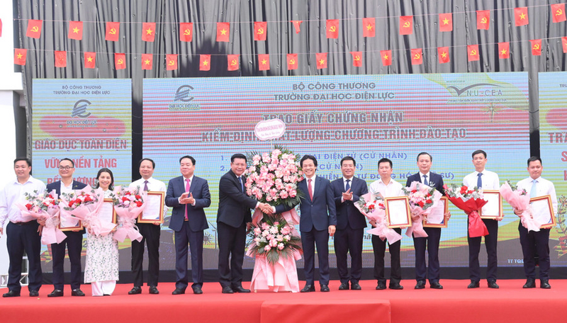 Công bố Quyết định cấp giấy chứng nhận kiểm định chất lượng giáo dục cho 7 chương trình đào tạo