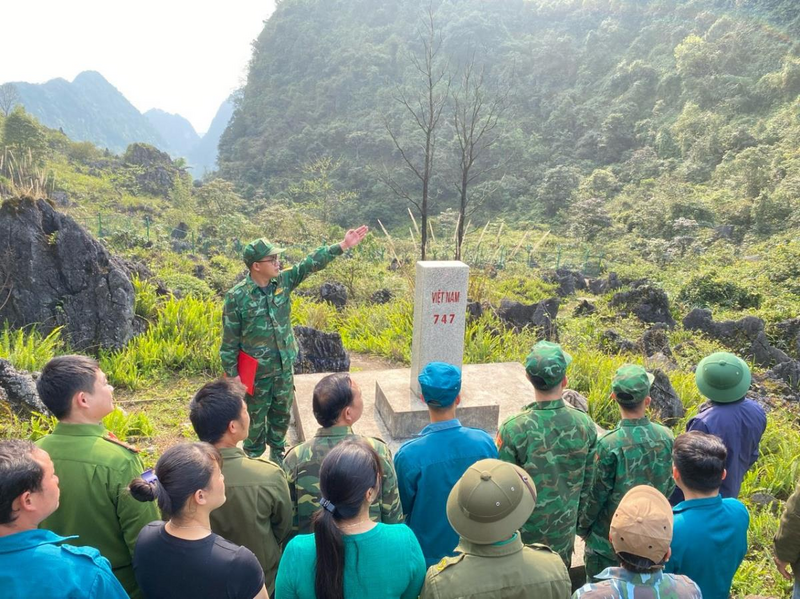 Cán bộ Đồn Biên phòng Cửa khẩu Trà Lĩnh (BĐBP Cao Bằng) giới thiệu hệ thống đường biên, cột mốc cho cán bộ, nhân dân trong buổi tuần tra. (Ảnh: Vũ Dương)