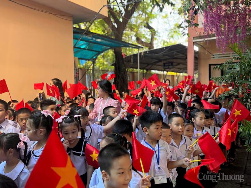 Năm nay, nhà trường chào đón hơn 460 em học sinh vào lớp 1