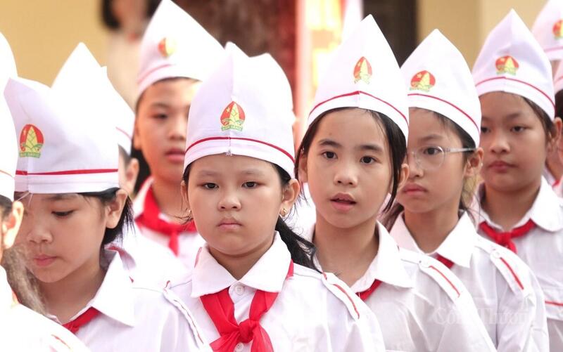 Học sinh nghiêm trang trong lễ khai giảng