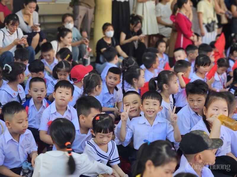 Nụ cười hồn nhiên của các em học sinh hân hoan bước vào năm học mới tại trường Tiểu học Tôn Đức Thắng