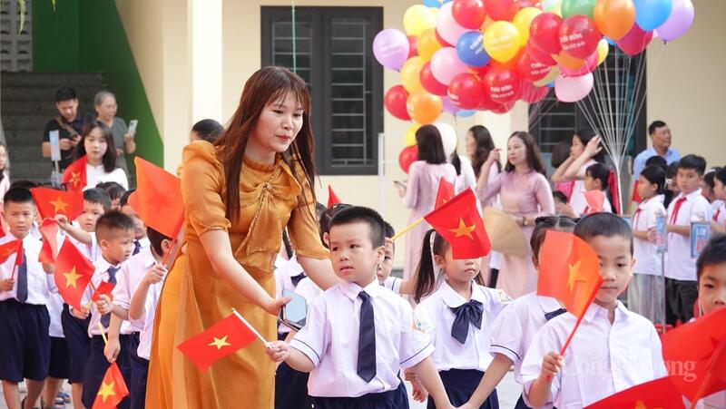 Các em học sinh lớp 1 được chào đón trong ngày kha giảng