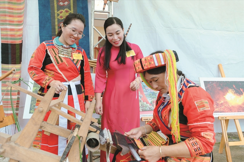 Hợp tác xã Thổ cẩm Pà Thẻn đã có bước tiến lịch sử khi ký thành công đơn hàng xuất khẩu chính ngạch đầu tiên sang Hàn Quốc