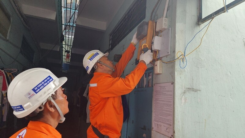 Ngành điện TP. Hồ Chí Minh khuyến cáo, cần khảo sát kỹ trước khi lắp ổ cắm, kéo dây sạc xe điện. Ảnh: EVNHCMC.