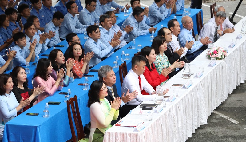 Thứ trưởng Bộ Công Thương và các đại biểu tham dự lễ khai giảng năm học mới 2025-2026. Ảnh: Minh Khuê.