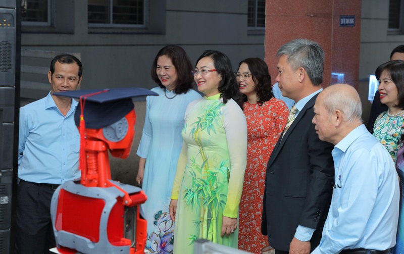 Thứ trưởng Phan Thị Thắng và các đại biểu tham quan khu vực Triển lãm thành tựu đào tạo - Cao Thắng 119 năm" bên lề lễ khai giảng. Ảnh: Minh Khuê.