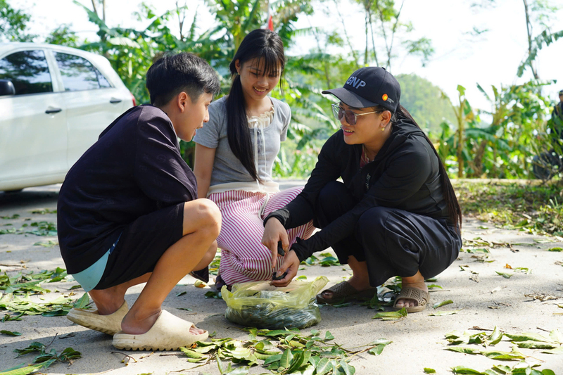 Công việc tuy vất vả nhưng ai nấy đều hăng hái, hồ hởi