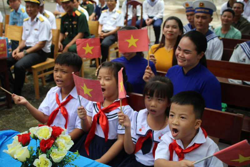 Các em học sinh háo hức đón chào năm học mới