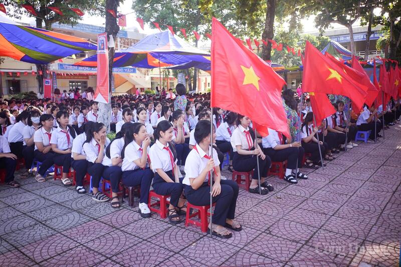 Thầy Dương Tấn Bửu, Hiệu trưởng nhà trường cho biết, năm học 2025 – 2026, trường có 65 cán bộ, giáo viên, nhân viên và 1.244 học sinh, cơ sở vật chất, đội ngũ và các phòng học bộ môn đều đã hoàn thiện, sẵn sàng cho công tác giảng dạy trong năm học 2025 – 2026. Do nằm ở vùng thấp lụt, nhà trường được tập huấn, hướng dẫn triển khai các kỹ năng phòng chống thiên tai cho cán bộ, giáo viên và học sinh.