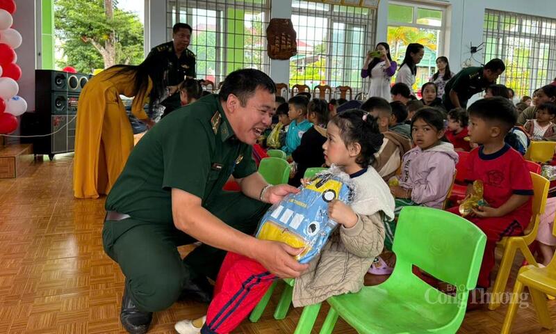 Chiến sĩ Bộ đội Biên phòng tặng quà cho học sinh tại Lễ khai giảng năm học mới. Ảnh: Hoàng Nguyên