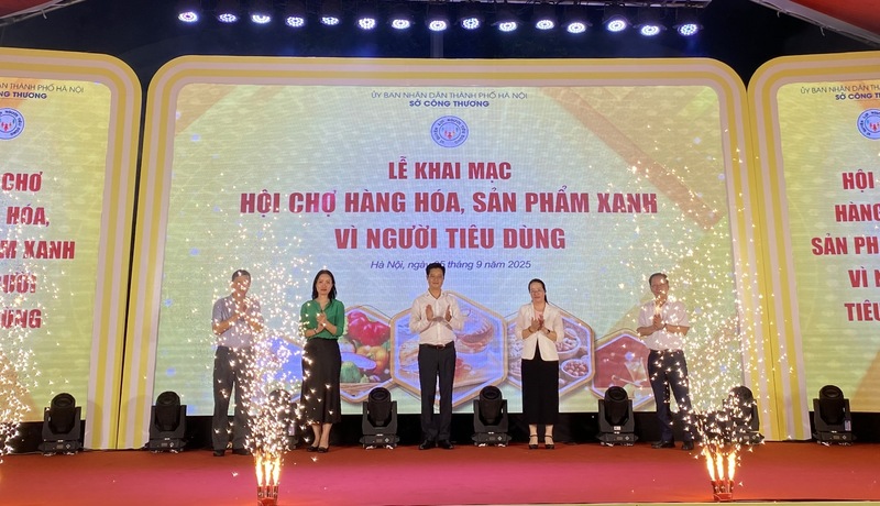Khai mạc Hội chợ Hàng hóa, sản phẩm xanh vì người tiêu dùng. Ảnh: N.H