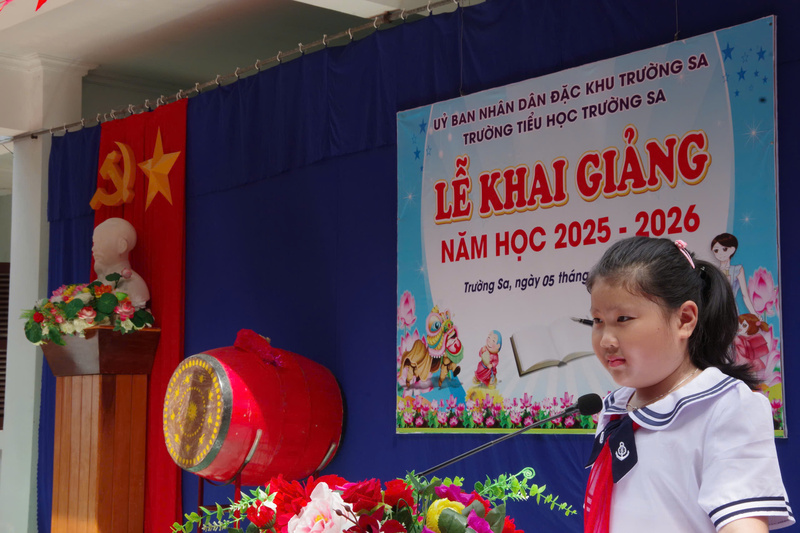 Đại diện cho các học sinh đặc khu Trường Sa phát biểu