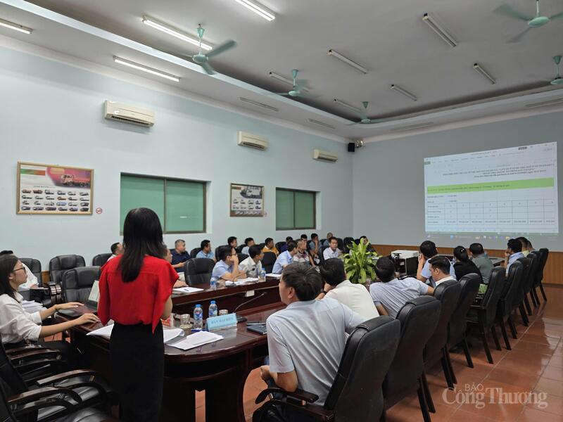 Đại diện công ty đấu giá thông báo thể lệ đấu giá