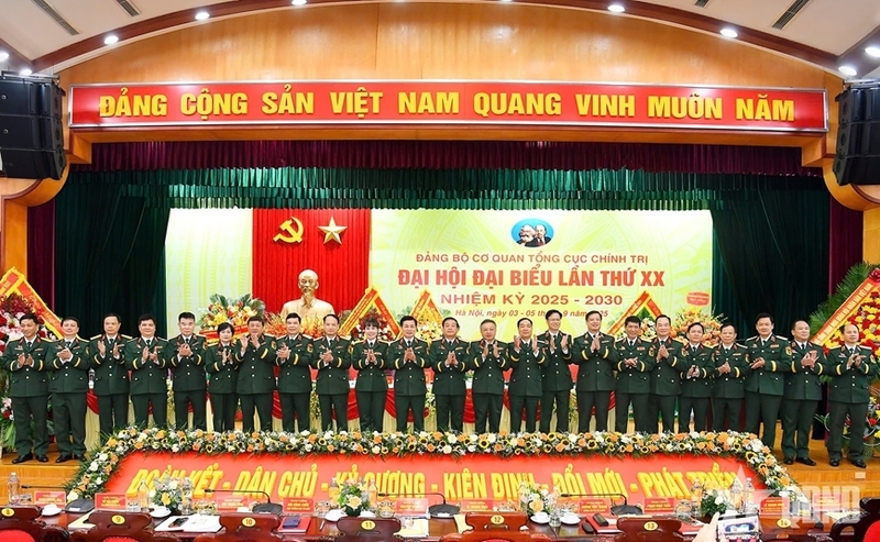 Ban Chấp hành Đảng bộ Cơ quan Tổng cục Chính trị nhiệm kỳ 2025-2030 và Đoàn đại biểu dự Đại hội đại biểu Đảng bộ Quân đội lần thứ XII ra mắt đại hội. Ảnh: QĐND