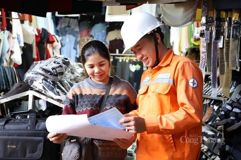 Tổng Công ty Điện lực miền Trung (EVNCPC) khuyến nghị khách hàng cài đặt ứng dụng EVNCPC CSKH để theo dõi sản lượng điện sử dụng cập nhật, kịp thời phát hiện bất thường, xử lý sớm các sự cố như chạm, chập gây mất an toàn, làm tăng sản lượng điện tiêu thụ