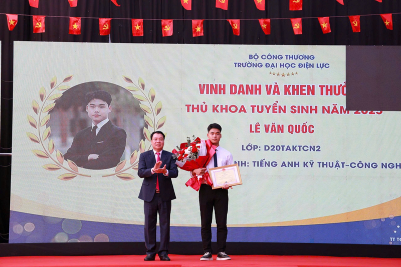 NGƯT. PGS. TS. Vũ Đình Ngọ trao tặng giấy khen cho thủ khoa năm 2025 của trường