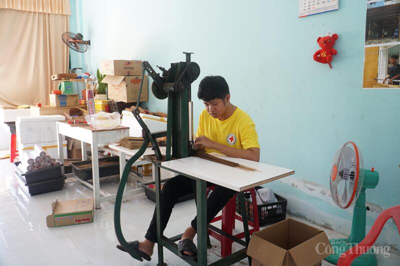 Các em học viên học nghề tại trung tâm.