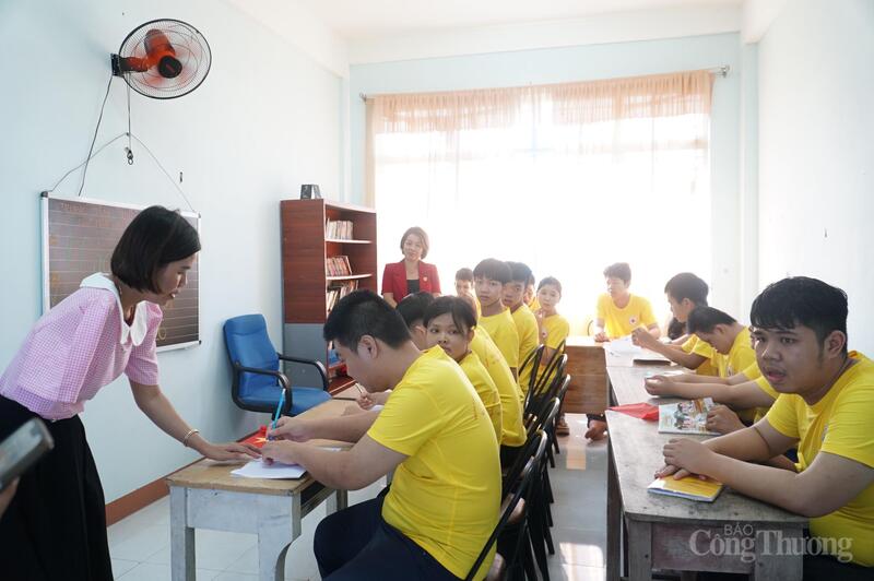 Các em được học văn hóa 2 buổi/tuần do các tình nguyện viên đến trung tâm giảng dạy. "Chúng tôi chỉ mong các em biết đọc, viết, biết cộng những phép tính đơn giản, đó đã là một sự nỗ lực rất lớn của các em", bà Nguyễn Thị Lệ Tuyết (áo hồng) quyền Giám đốc trung tâm chia sẻ.