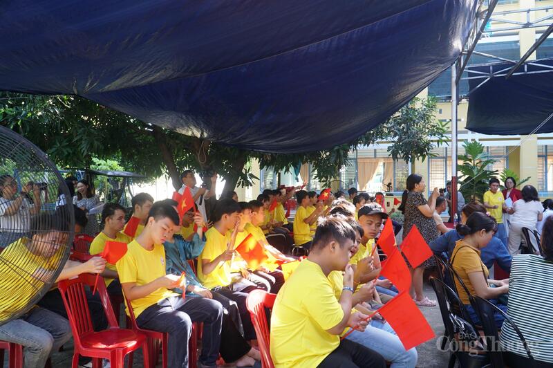 Đây là lễ khai giảng đặc biệt, bởi tất cả các em học sinh, học viên đều là trẻ khuyết tật, các em không được đến trường bình thường như các bạn cùng trang lứa, thay vào đó, các em học văn hóa, học nghề và ở bán trú, nội trú ngay tại trung tâm.