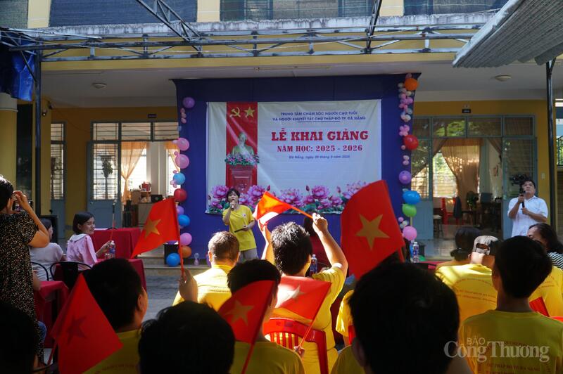 Buổi lễ khai giảng năm học mới mở đầu với những tiết mục văn nghệ do chính các em học sinh, học viên khuyết tật biểu diễn.