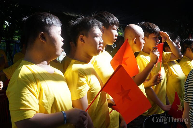 Các em học sinh, học viên thực hiện nghi thức chào cờ trong lễ khai giảng.