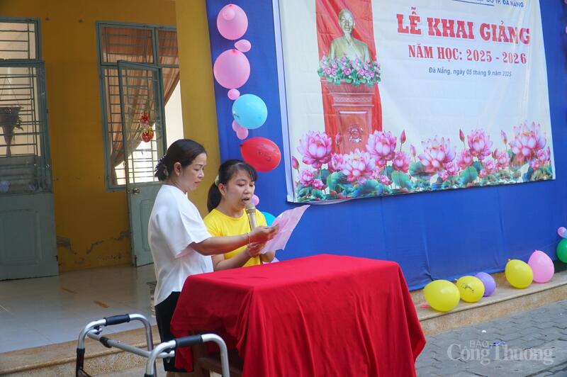 Em Nguyễn Thị Ánh tự tin phát biểu tại lễ khai giảng.