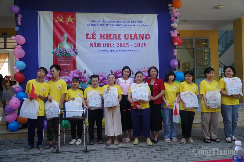 Tại lễ khai giảng, trung tâm đã trao tặng những phần quà cho các em học sinh bước vào năm học mới.