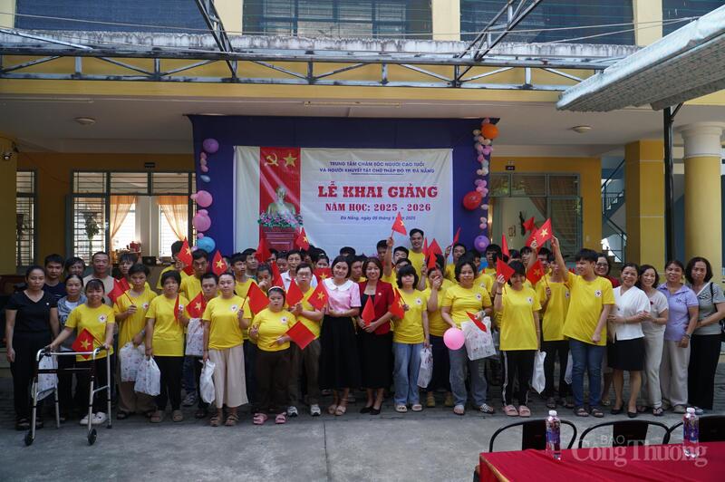 Toàn bộ 55  em học viên của trung tâm cùng các thầy cô, phụ huynh trong ngày khai giảng năm học mới 2025 - 2026.