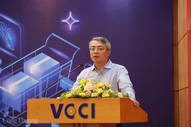 Ông Hoàng Ninh, Phó Cục trưởng Cục Thương mại điện tử và Kinh tế số phát biểu tại hội thảo. Ảnh: Thanh Tuấn