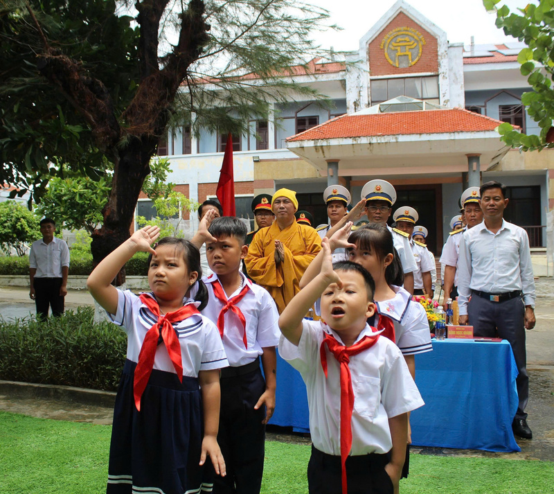 Học sinh đặc khu Trường Sa hát Quốc ca