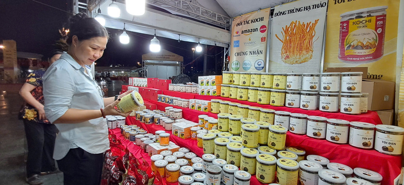 Khách hàng tham quan, mua sắm tại Hội chợ. Ảnh: N.H