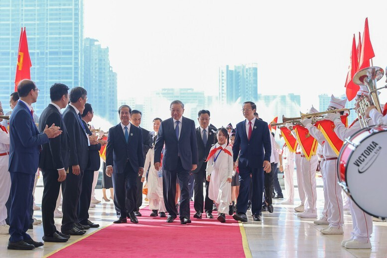 Tổng Bí thư Tô Lâm cùng các đại biểu tới dự khai giảng năm học 2025 - 2026 và kỷ niệm 80 năm truyền thống ngành giáo dục. Ảnh: VGP