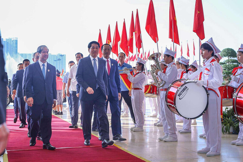 Chủ tịch nước Lương Cường cùng các đại biểu tới dự khai giảng năm học 2025 – 2026 và kỷ niệm 80 năm truyền thống ngành giáo dục. Ảnh: VGP