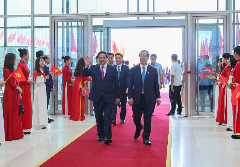Thủ tướng Phạm Minh Chính cùng các đại biểu tới dự khai giảng năm học 2025 – 2026 và kỷ niệm 80 năm truyền thống ngành giáo dục. Ảnh: VGP