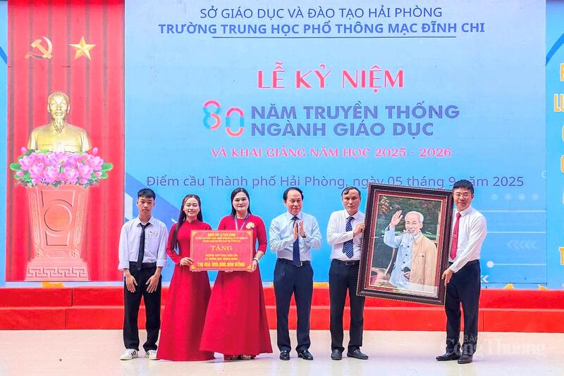 Lãnh đạo TP. Hải Phòng dự và trao quà tại Trường THPT Mạc Đĩnh Chi, TP. Hải Phòng.