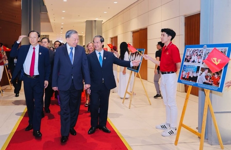 Tổng Bí thư Tô Lâm lắng nghe Bộ trưởng Bộ Giáo dục và Đào tạo Nguyễn Kim Sơn giới thiệu những thành tựu ngành giáo dục. Ảnh: BTC