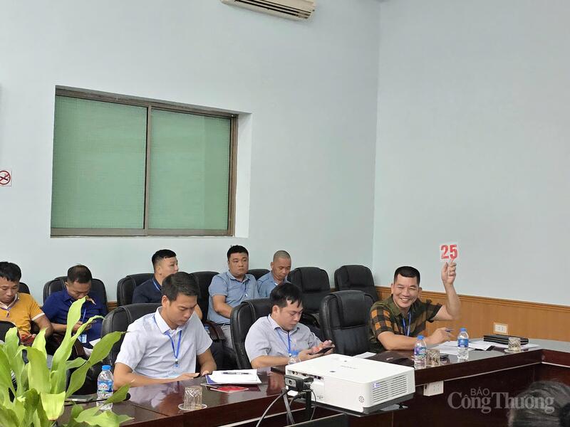 Khách hàng tiến hành đấu giá