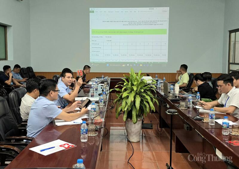 Khách hàng tiến hành đấu giá