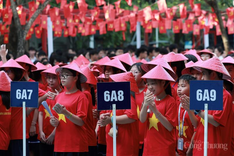 Trường Lương Thế Vinh (Yên Hòa) "nhuộm đỏ" trong lễ khai giảng năm học mới
